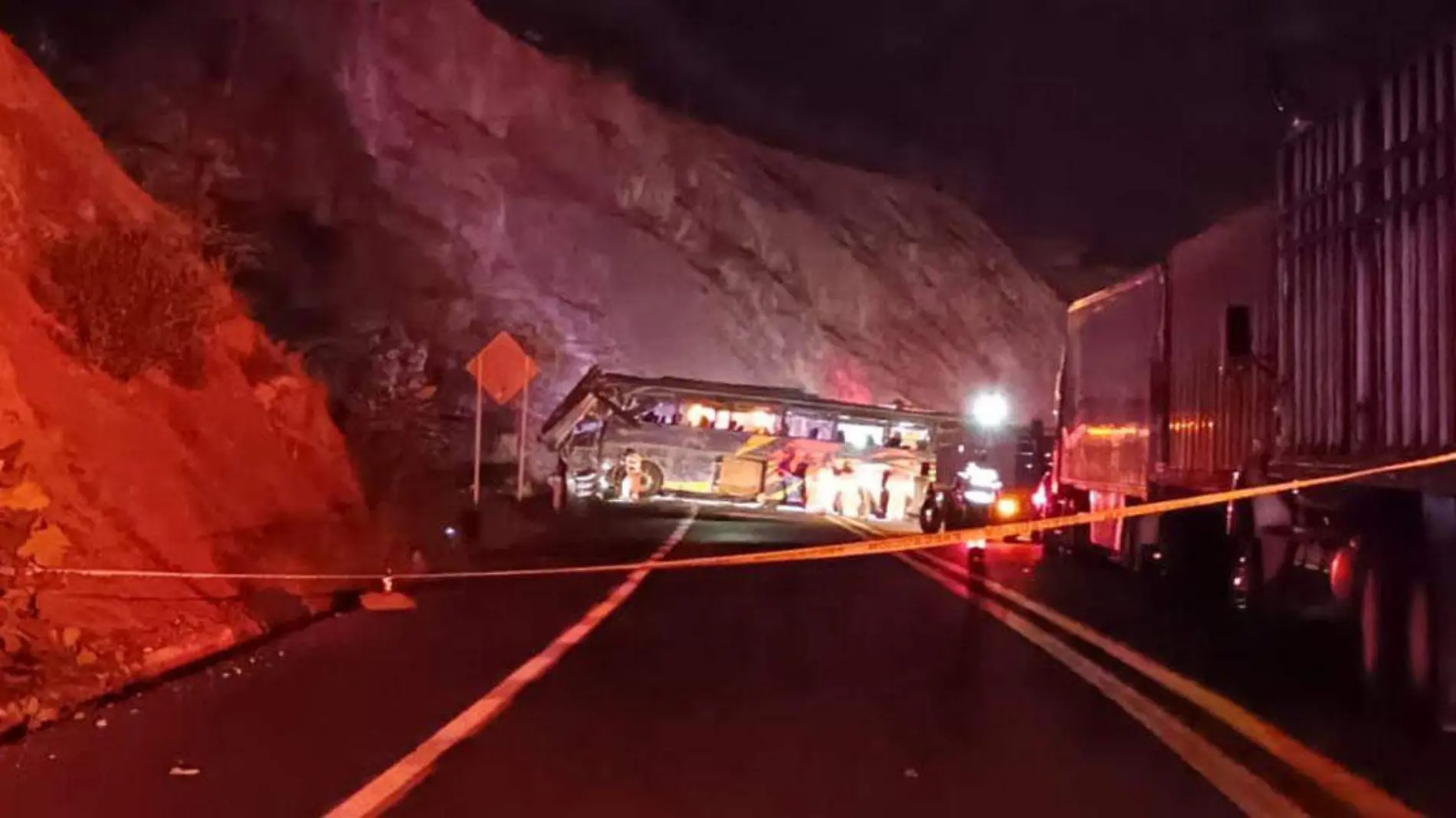 Un saldo de 41 lesionados y cuatro muertos dejó la volcadura de un autobús en la autopista Cuacnopalan - Oaxaca